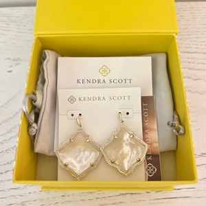 New in box Kendra Scott Kirsten Earrings in Ivory Mother of Pearl.